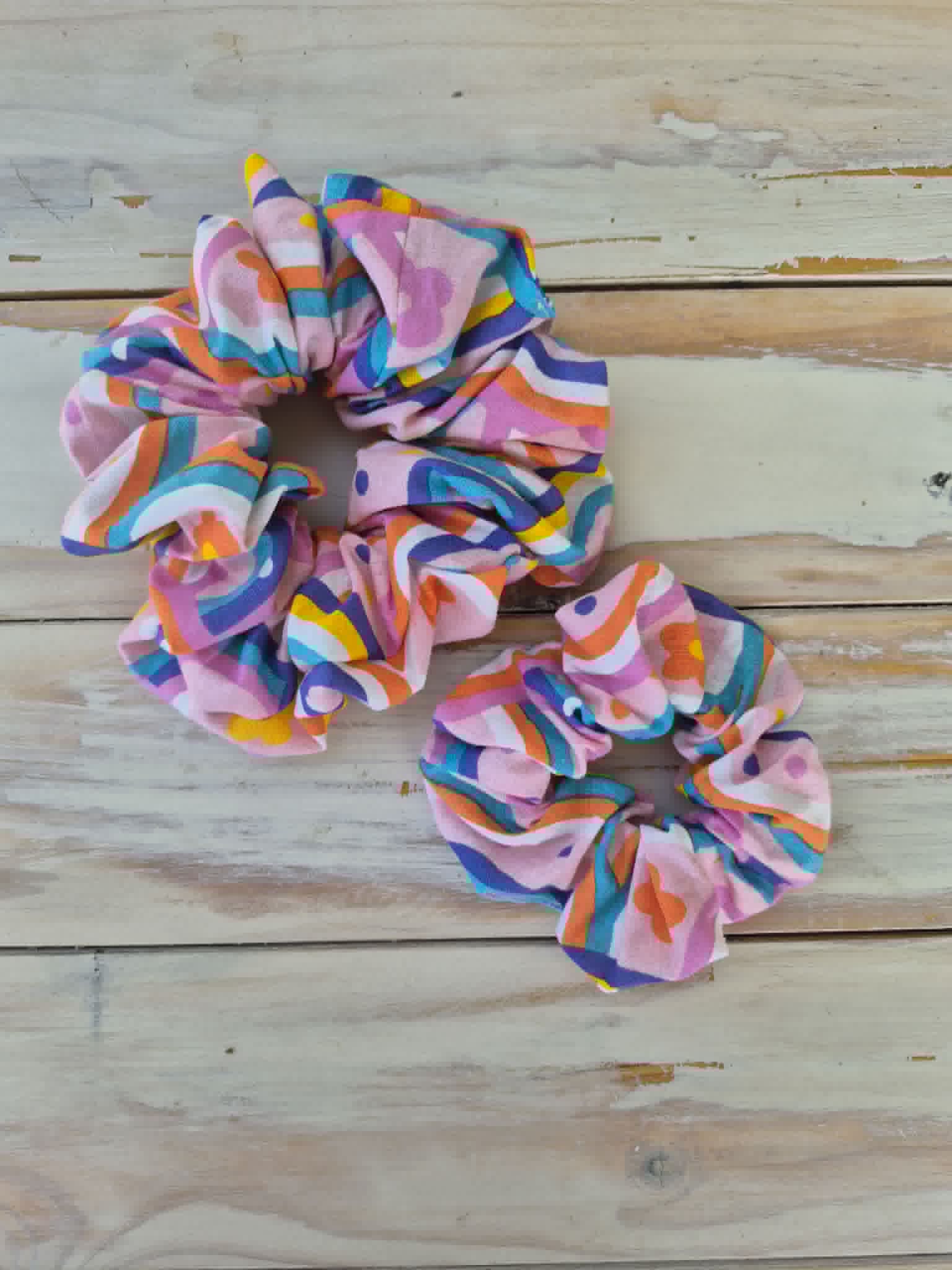 Dopamine Daisy Jumbo Scrunchie